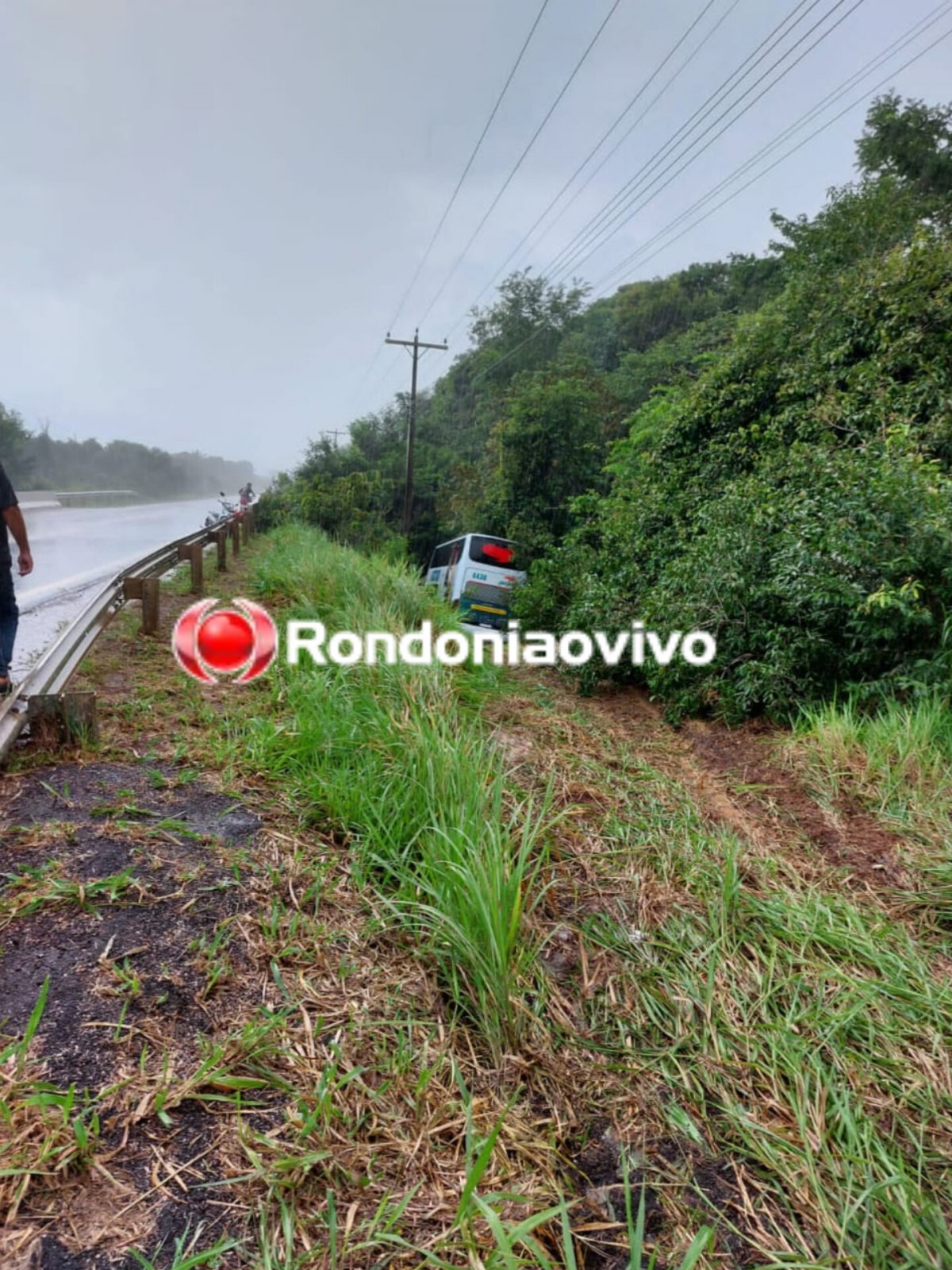URGENTE: Acidente envolvendo ônibus na BR-319 deixa vários feridos 