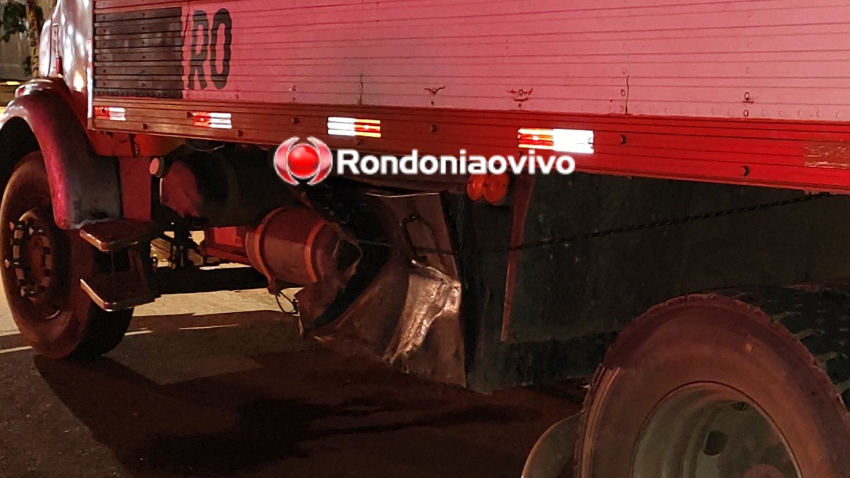 EMBRIAGUEZ: Motorista fica ferido em grave batida de carro com caminhão