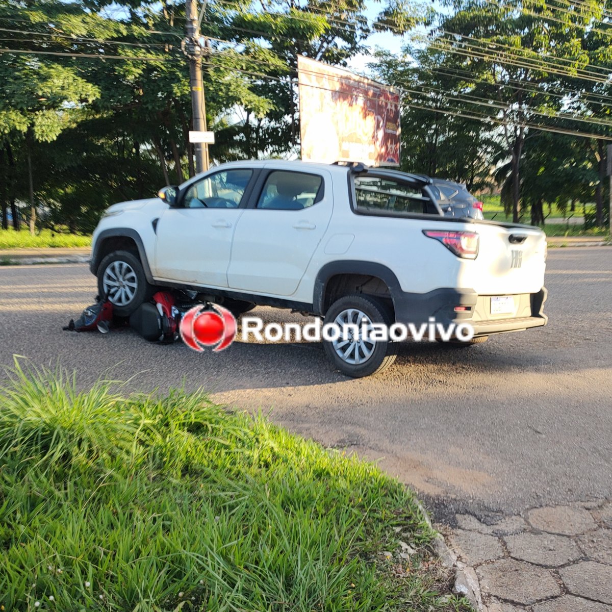 LIVRAMENTO: Mulher escapa ilesa após carro passar por cima de moto Biz 
