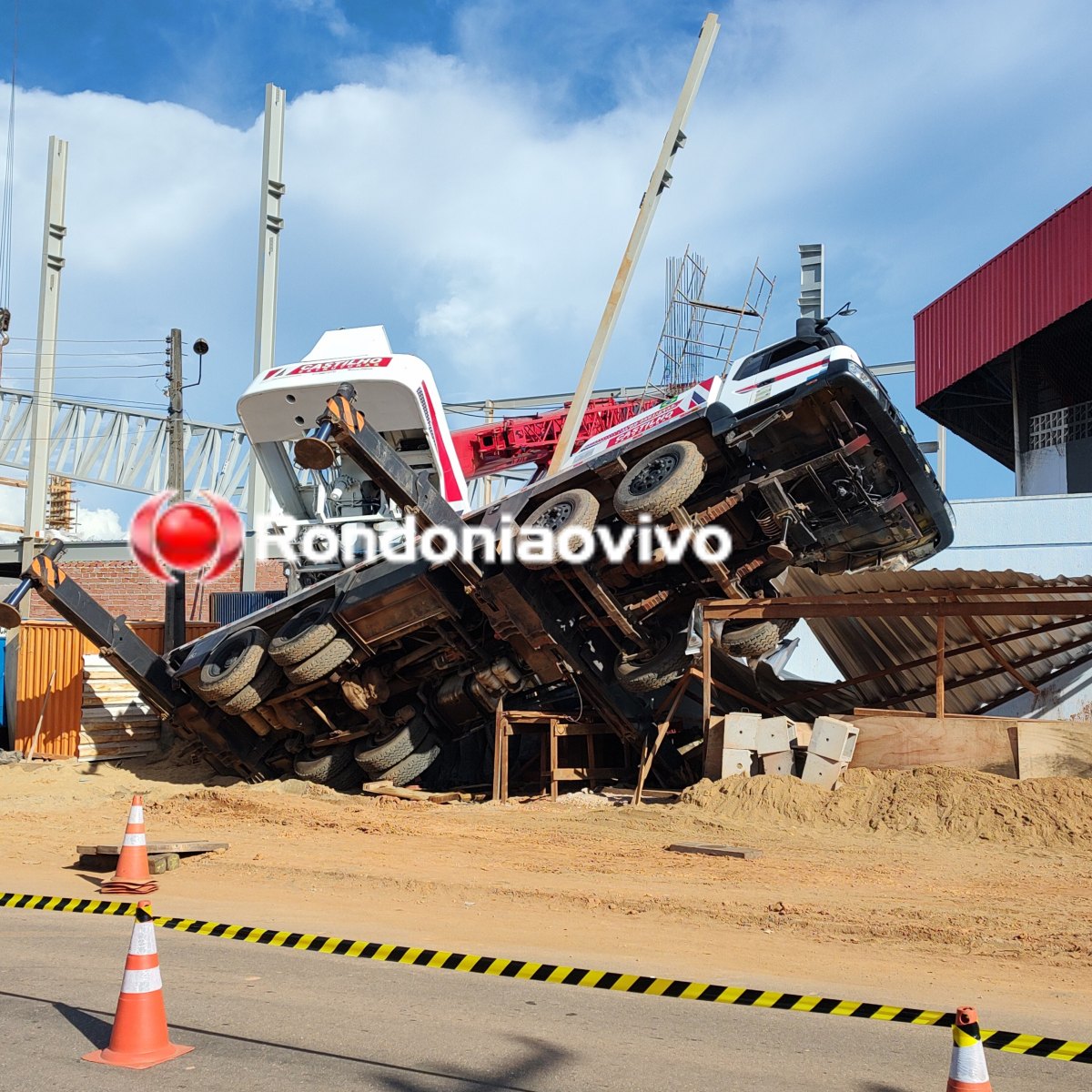 CENAS DA CIDADE: Caminhão guindaste tomba durante serviço em obra