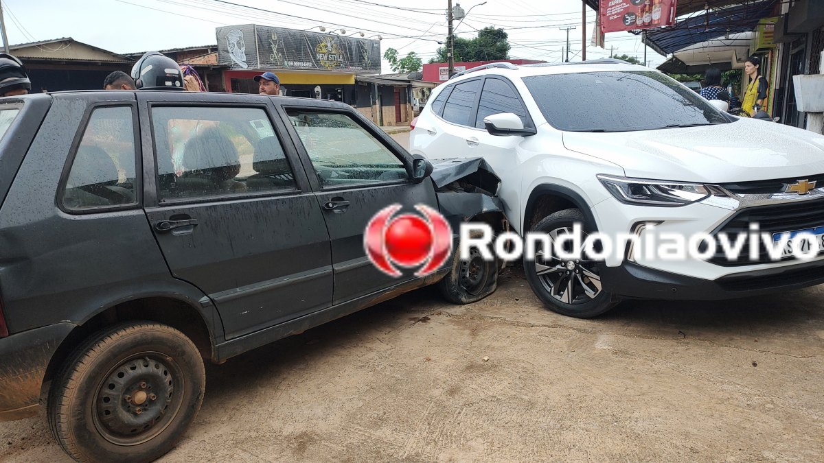 TRÊS VEÍCULOS: Grave acidente deixa moto Aplicativo e passageira feridos