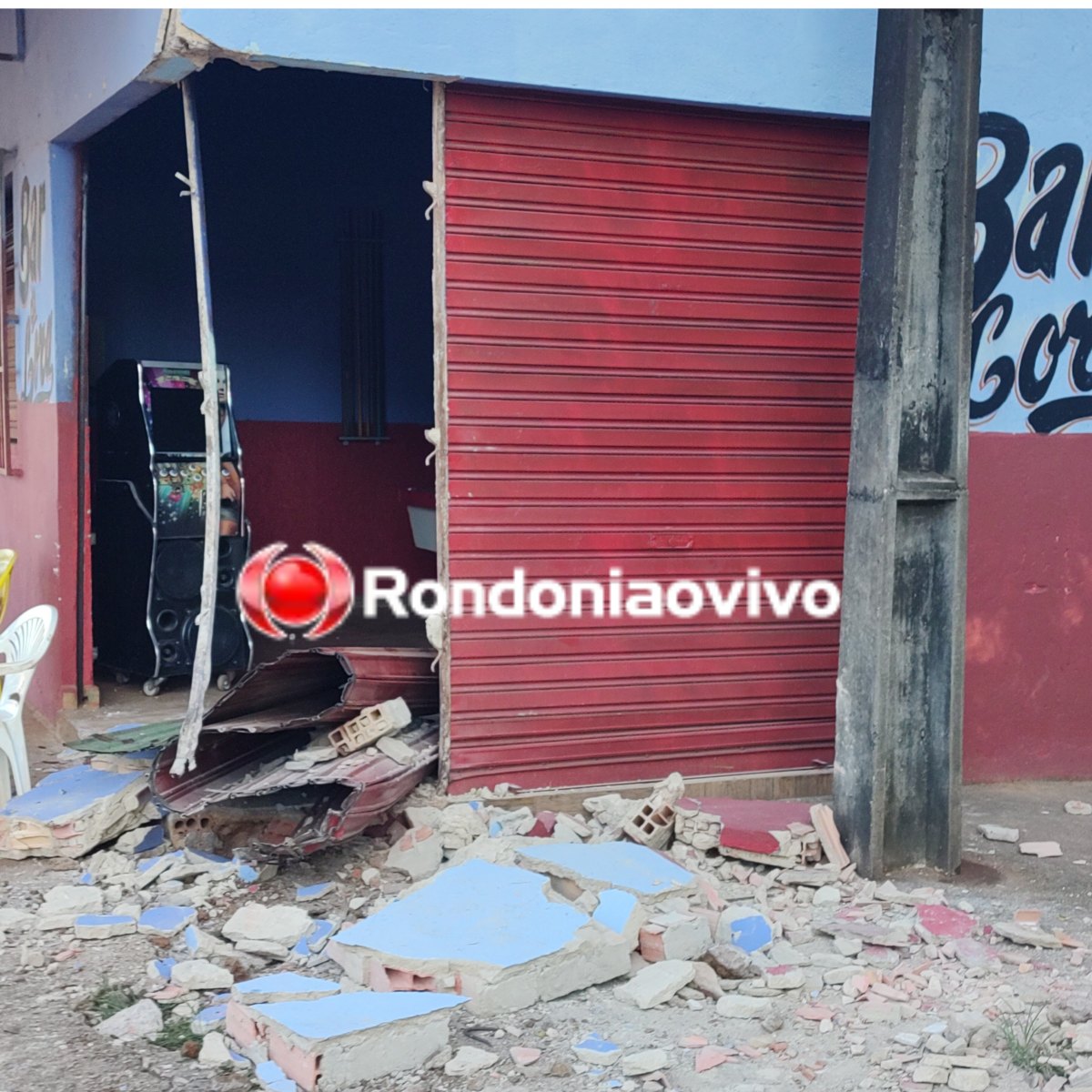 ESTRAGO: Embriagado, motorista de Corolla promove destruição na zona Leste 
