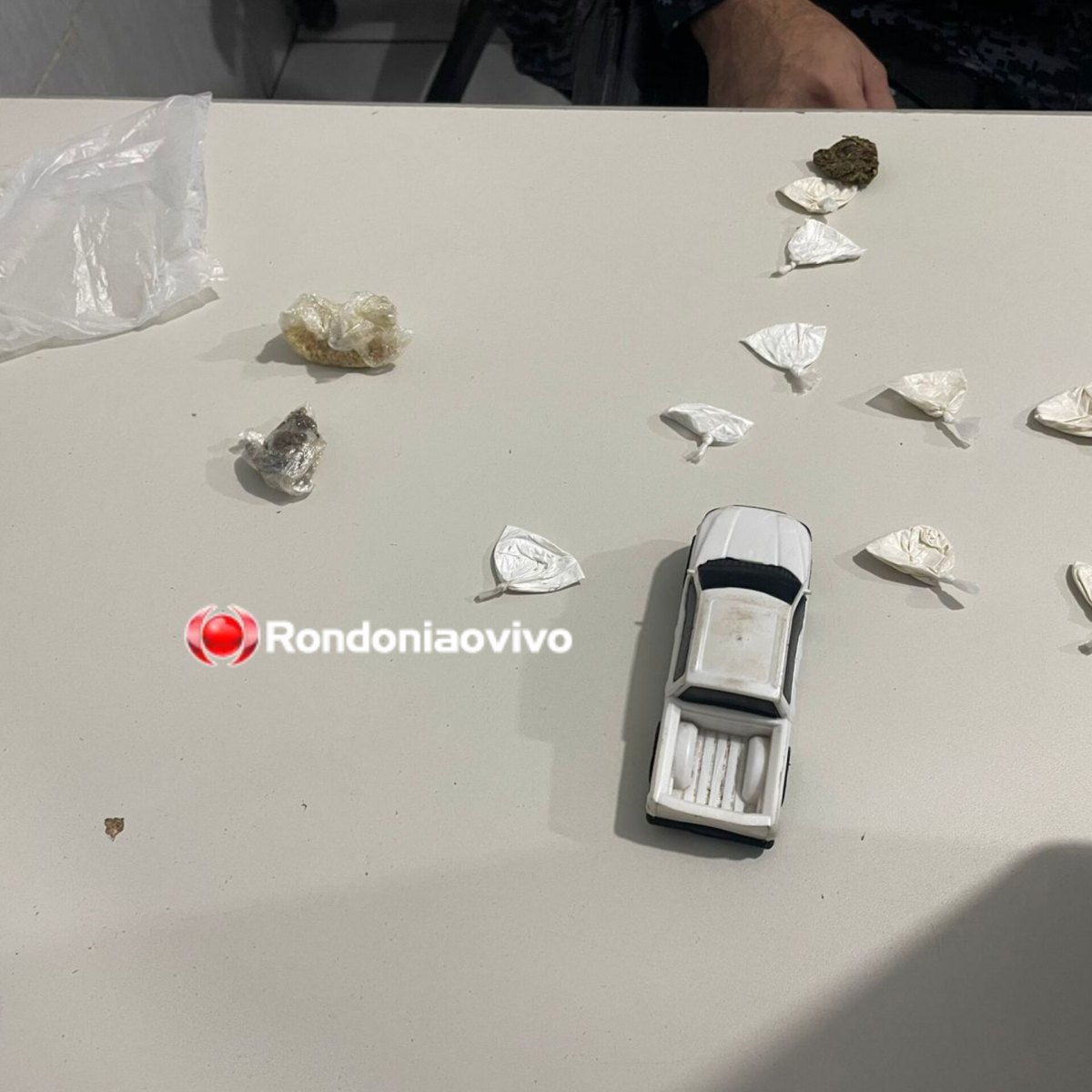 NO BAR: Traficante que escondia droga em carrinho de brinquedo é preso pela PM