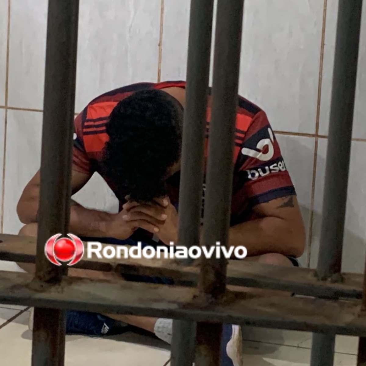 CONFESSOU: Traficante é preso com arma roubada de PC e mais de 50 porções de drogas 