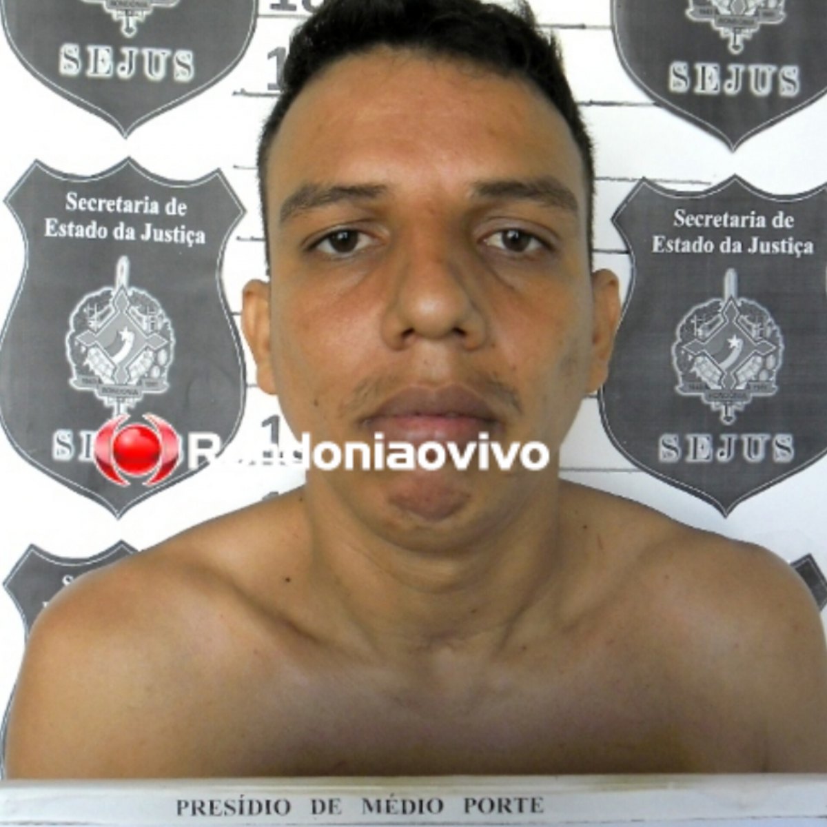 APÓS PERSEGUIÇÃO: 'Rafael do PCC' é preso com pistola, várias munições, moto roubada e droga