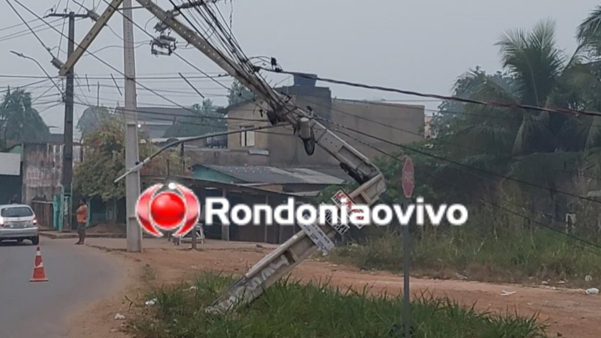 URGENTE: Hilux capota após atingir e destruir poste; motorista fugiu 
