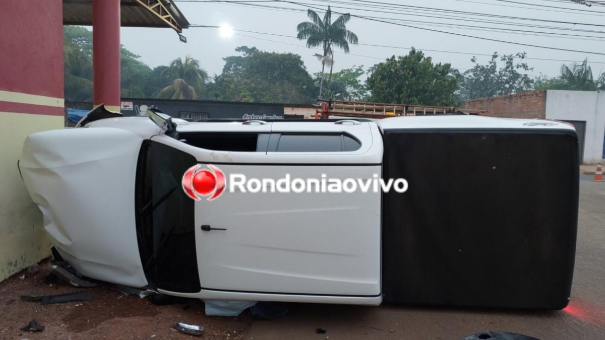 URGENTE: Hilux capota após atingir e destruir poste; motorista fugiu 