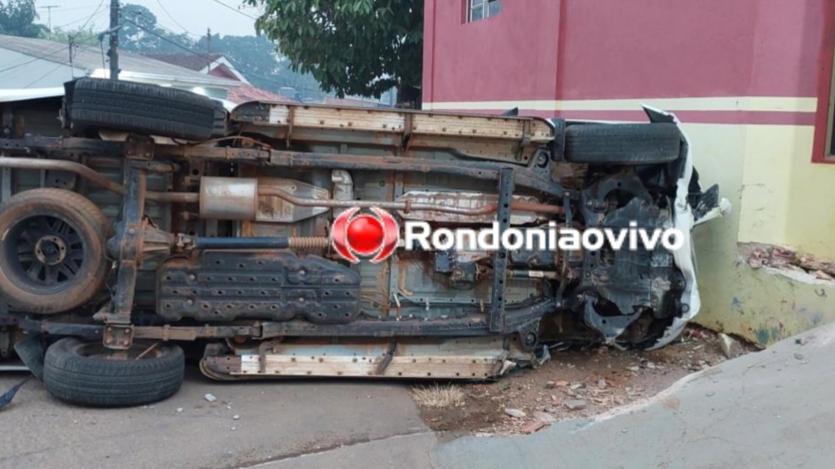 URGENTE: Hilux capota após atingir e destruir poste; motorista fugiu 