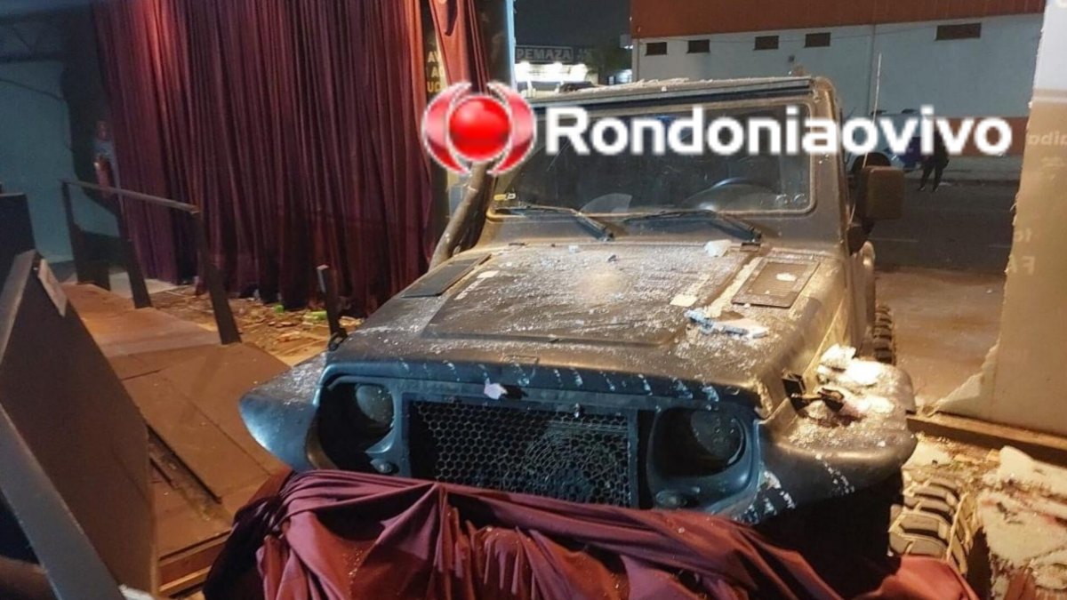 ACIDENTE: Carro Jeep Troller invade casa noturna na região Central da capital 
