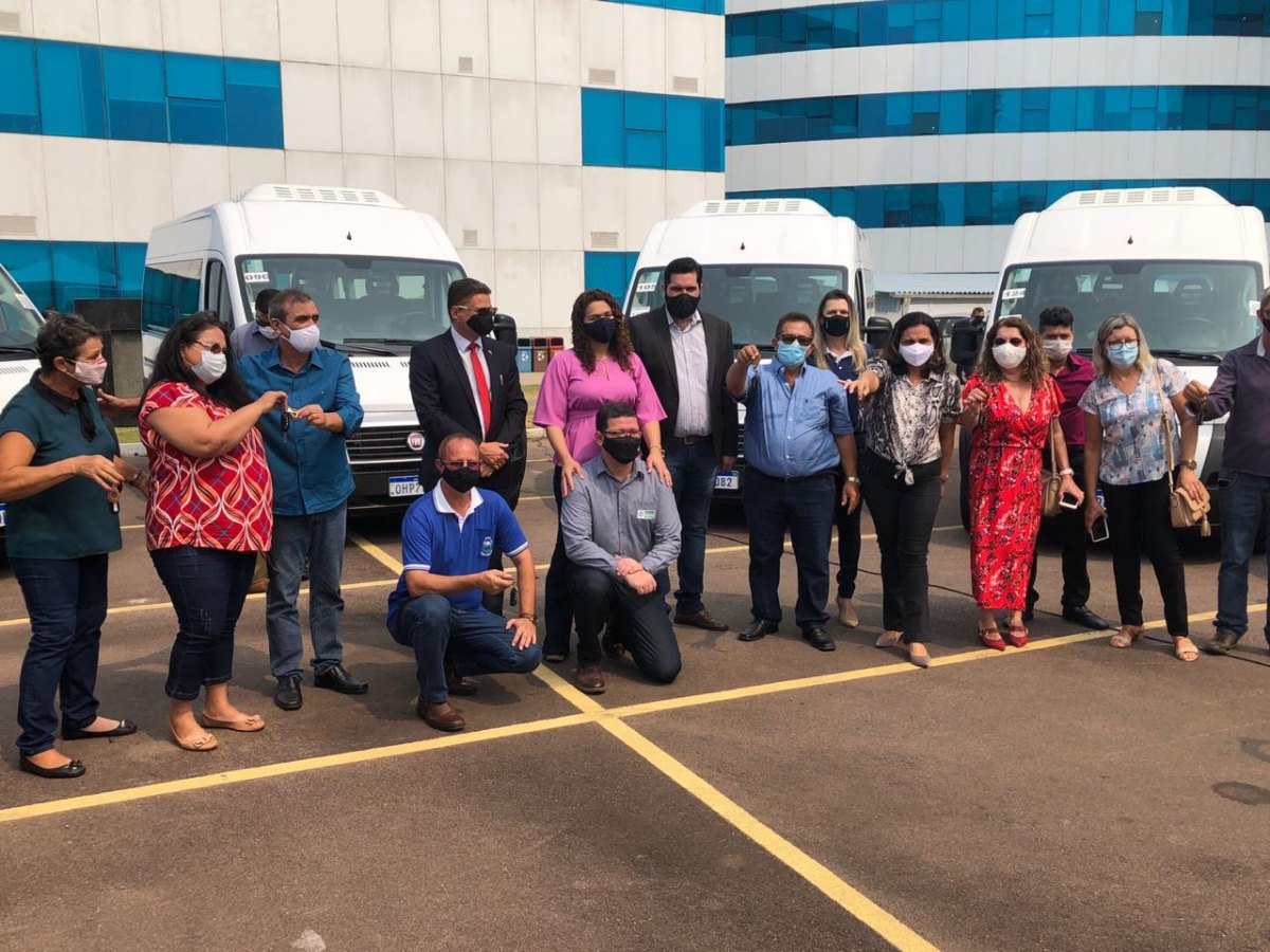 DEPUTADO ESTADUAL: Jean Oliveira participa da entrega de veículos à Federação das Apaes