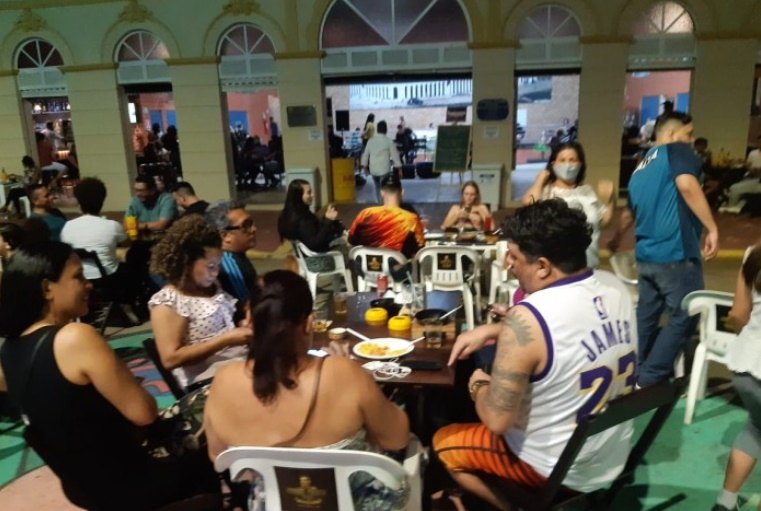 NO MERCADO CULTURAL: O calor humano e o teor etílico superam o medo da disseminação do covid-19