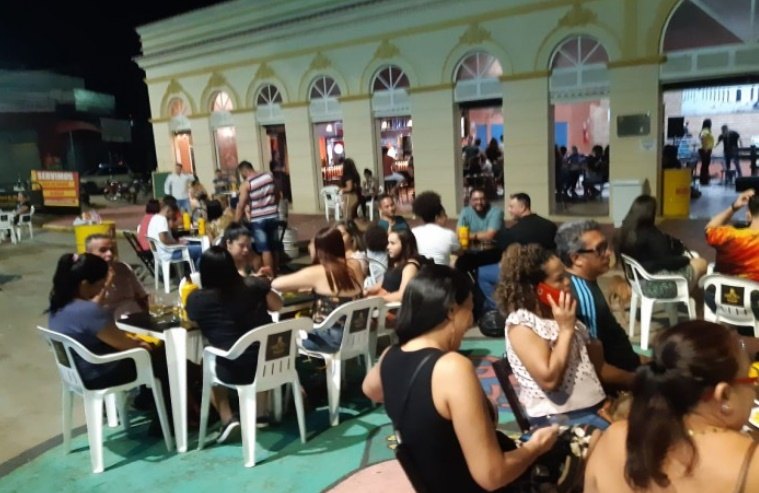 NO MERCADO CULTURAL: O calor humano e o teor etílico superam o medo da disseminação do covid-19