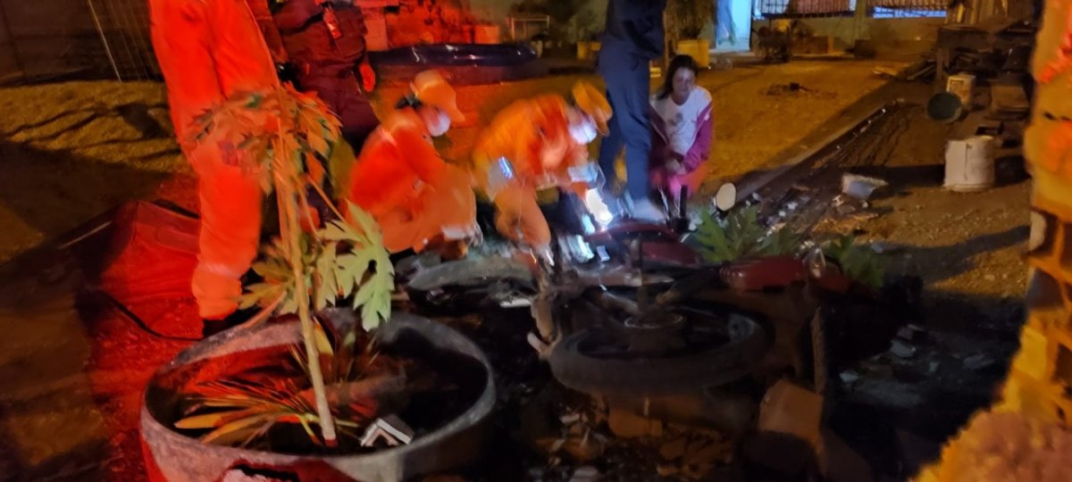 FATAL: Pedreiro sem capacete usa moto para se atirar em muro na frente da ex-esposa