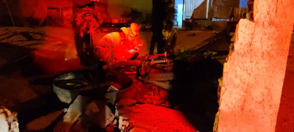 FATAL: Pedreiro sem capacete usa moto para se atirar em muro na frente da ex-esposa
