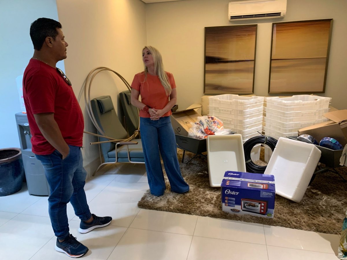 BAIXO MADEIRA: Ieda Chaves faz entrega de materiais para cooperativa da Reserva Cuniã