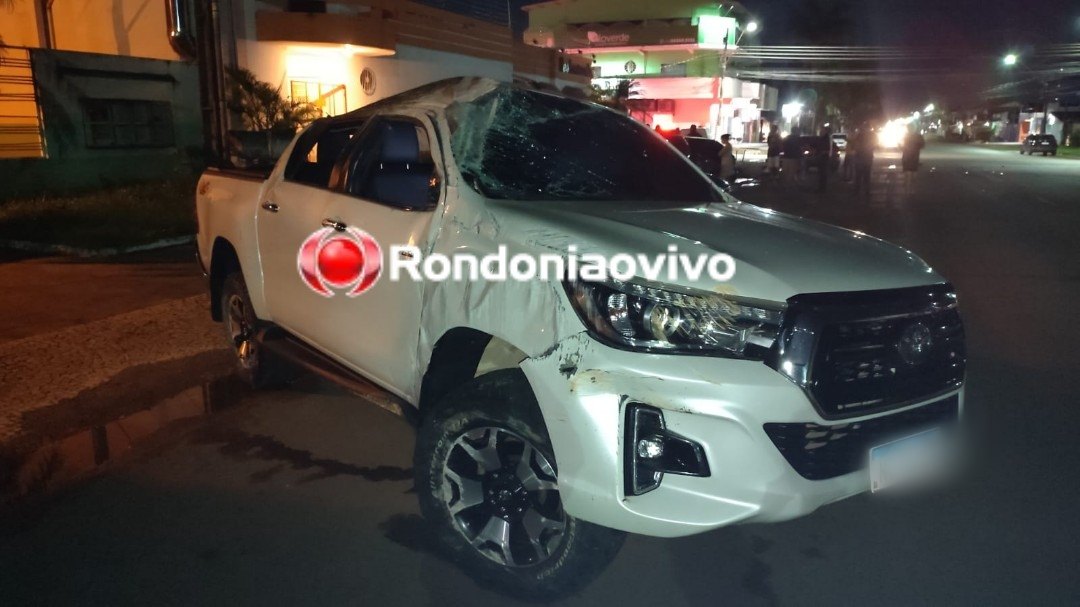 GRAVE ACIDENTE: Hilux capota após avançar cruzamento e deixa três feridos 