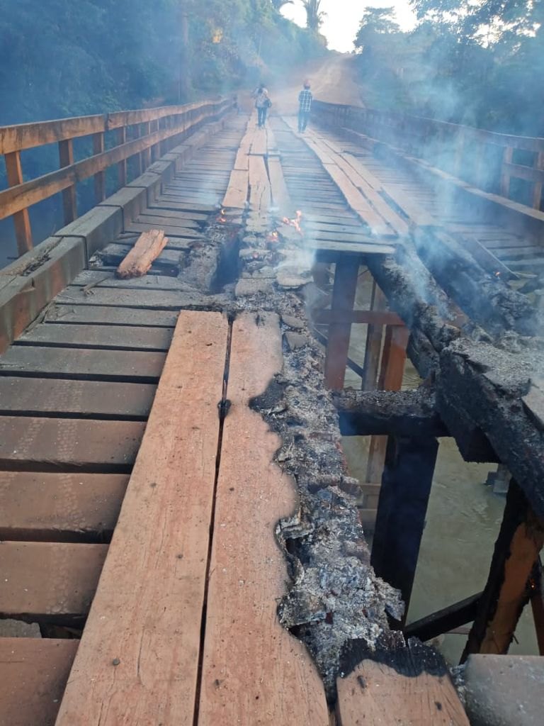 REVOLTA: População coloca fogo em ponte do distrito de União Bandeirantes 