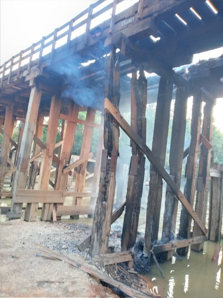 REVOLTA: População coloca fogo em ponte do distrito de União Bandeirantes 