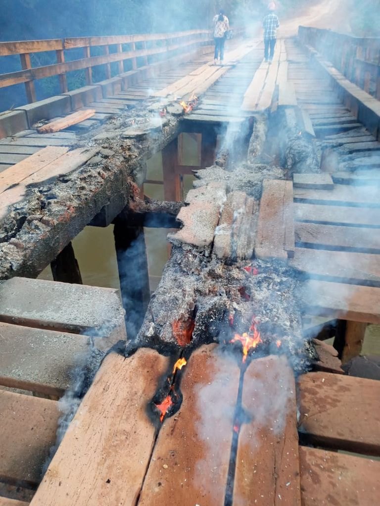 REVOLTA: População coloca fogo em ponte do distrito de União Bandeirantes 