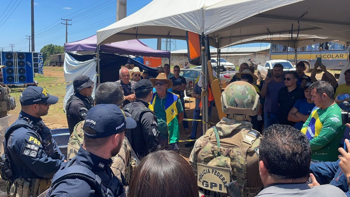 BR-364: Manifestantes acabam com o bloqueio em Candeias do Jamari