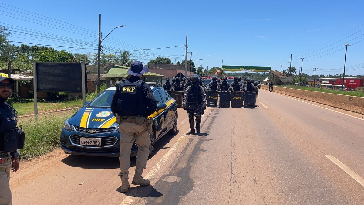BR-364: Manifestantes acabam com o bloqueio em Candeias do Jamari