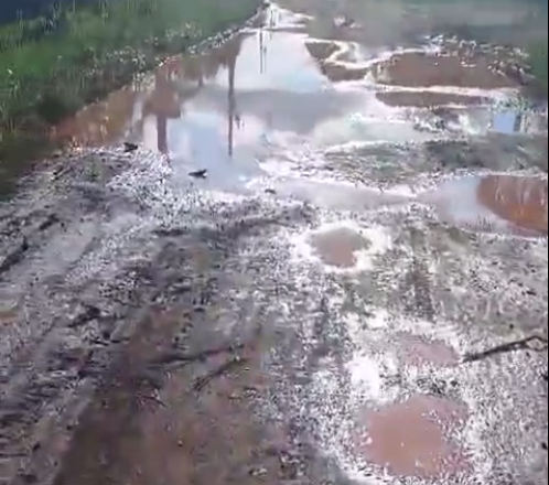 PEDIDO DE PROVIDÊNCIA: Moradores do Jardim Santana enfrentam transtornos com rua alagada 