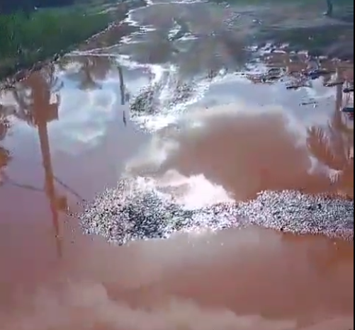 PEDIDO DE PROVIDÊNCIA: Moradores do Jardim Santana enfrentam transtornos com rua alagada 