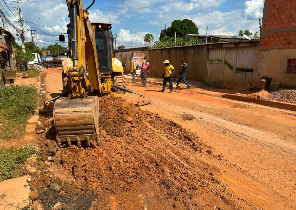 EDIMILSON DOURADO: Vereador tem pedido atendido e garante serviço de tapa-buraco no bairro Aeroclube