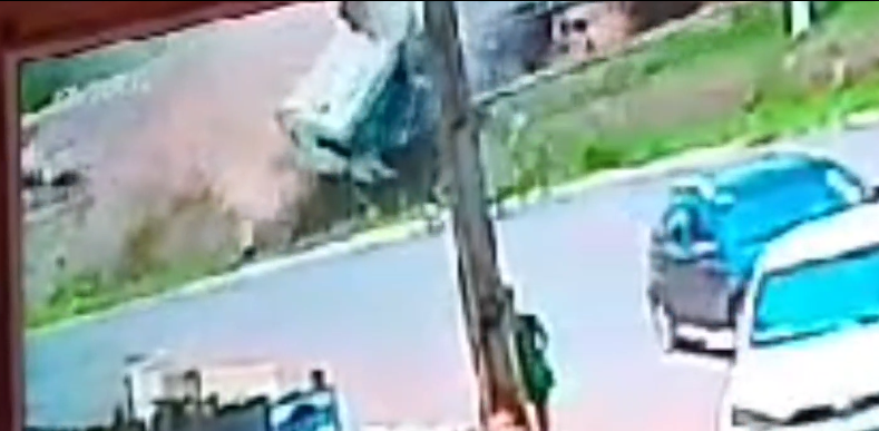VEJA VÍDEO: Caminhoneiro morre após colisão frontal entre carretas na BR-364
