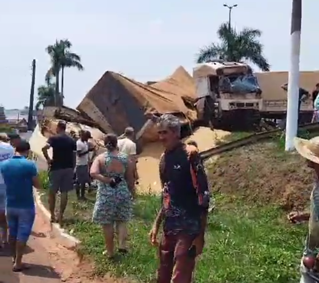 VEJA VÍDEO: Caminhoneiro morre após colisão frontal entre carretas na BR-364