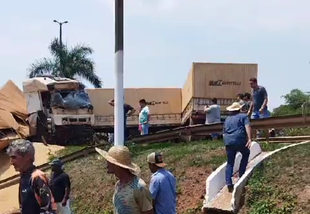 VEJA VÍDEO: Caminhoneiro morre após colisão frontal entre carretas na BR-364