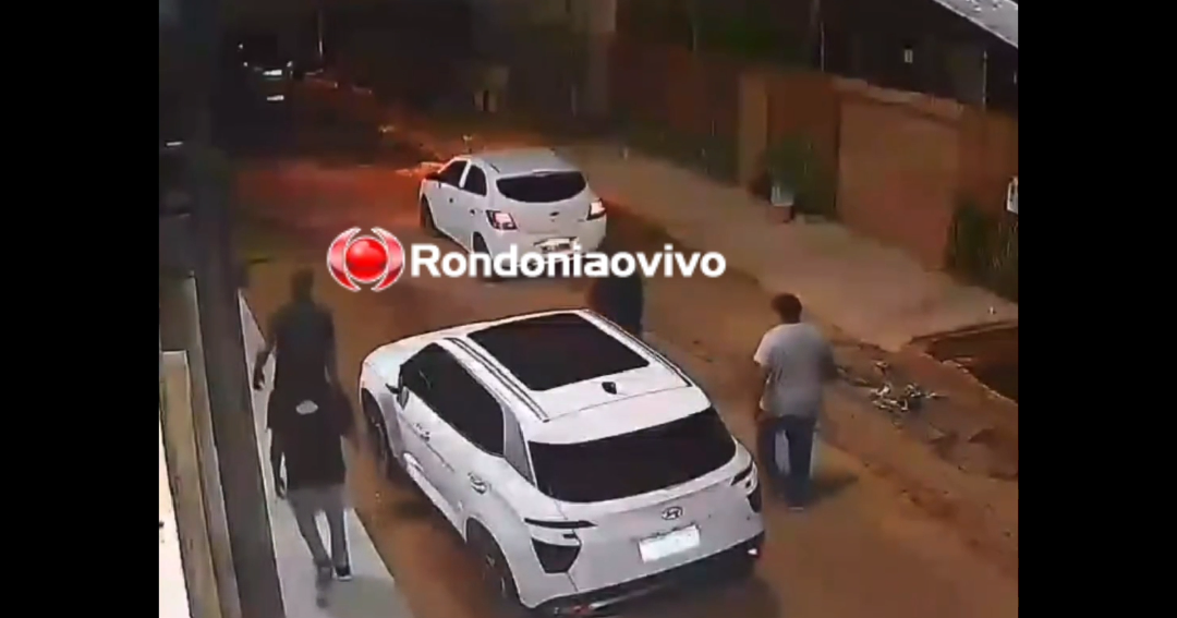 VÍDEO: Quatro criminosos são flagrados em assalto; mulher saiu correndo 