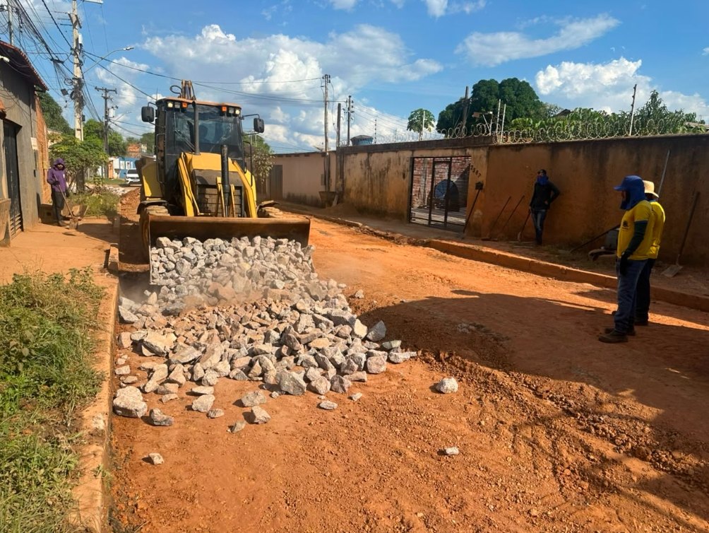 EDIMILSON DOURADO: Vereador tem pedido atendido e garante serviço de tapa-buraco no bairro Aeroclube