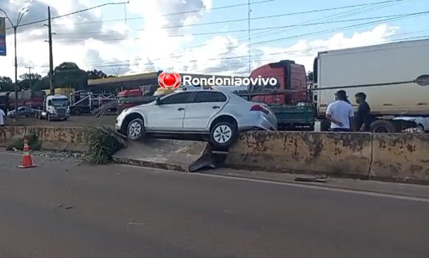 VÍDEO: Acidente na BR-364 faz carro subir em mureta de proteção da via