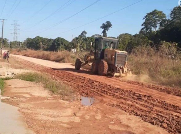 CASCALHAMENTO: Rua Cacheira das Araras recebe serviços a pedido de Márcio Pacele