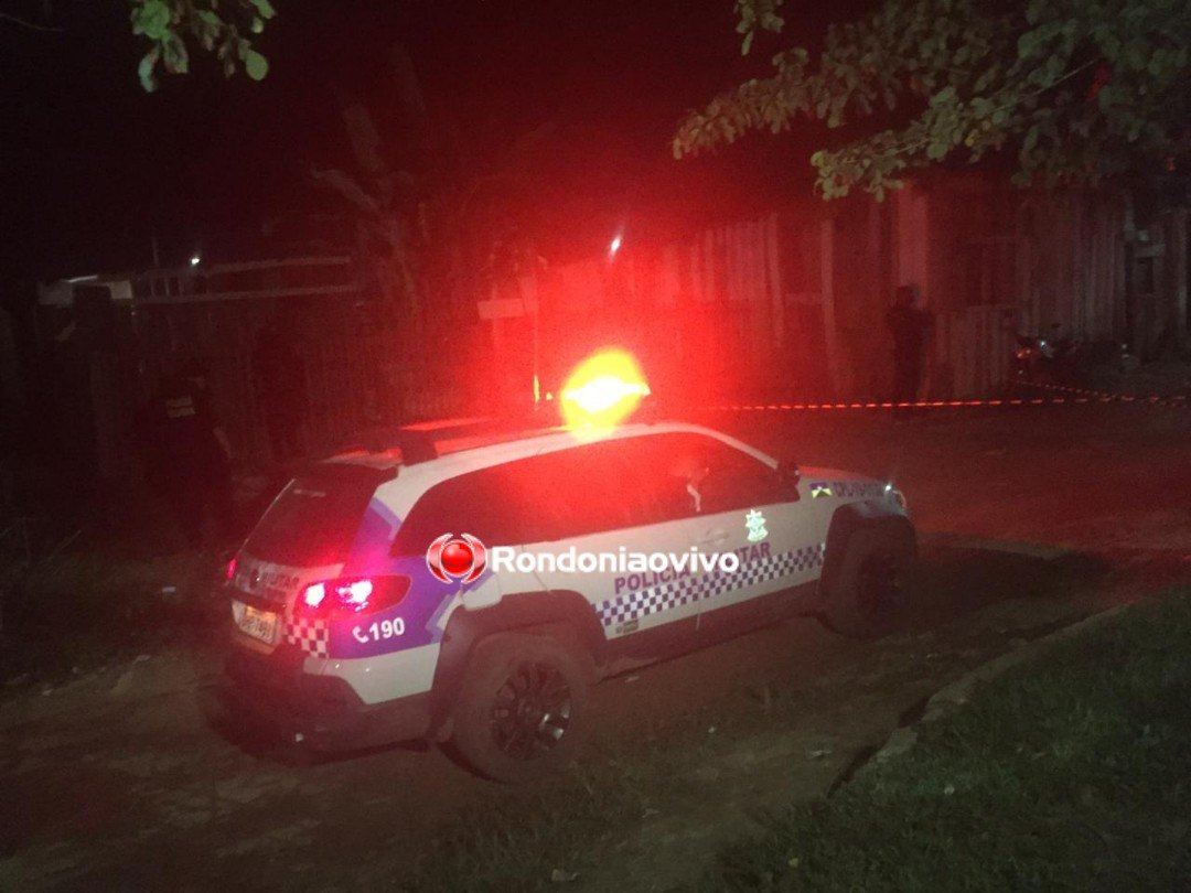 GUERRA ENTRE RIVAIS: Bando em motocicletas mata ex-presidiário a tiros e picha sigla de facção