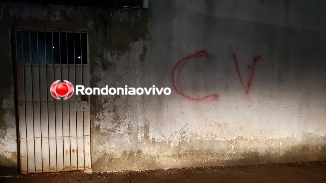 GUERRA ENTRE RIVAIS: Bando em motocicletas mata ex-presidiário a tiros e picha sigla de facção