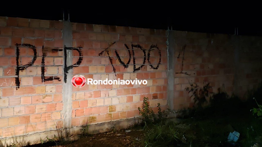 GUERRA ENTRE RIVAIS: Bando em motocicletas mata ex-presidiário a tiros e picha sigla de facção
