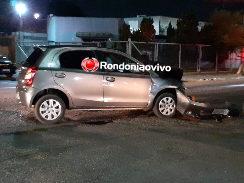NO CENTRO: Hilux capota após motorista avançar preferencial e mulher fica ferida