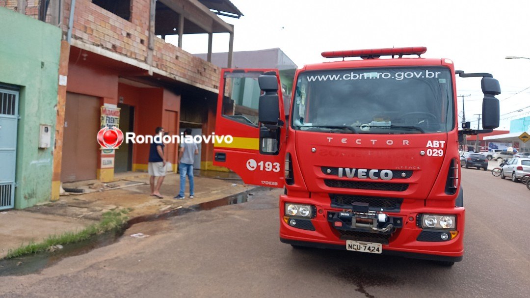 VEJA O VÍDEO:  Corolla pega fogo dentro de residência em Porto Velho
