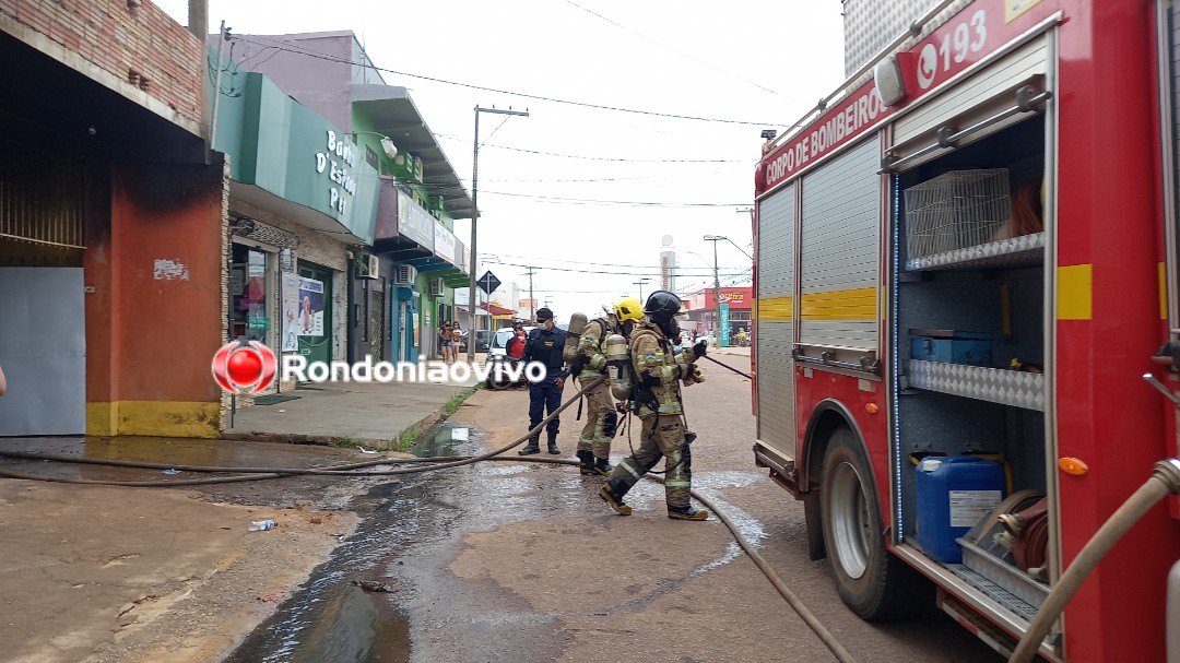 VEJA O VÍDEO:  Corolla pega fogo dentro de residência em Porto Velho