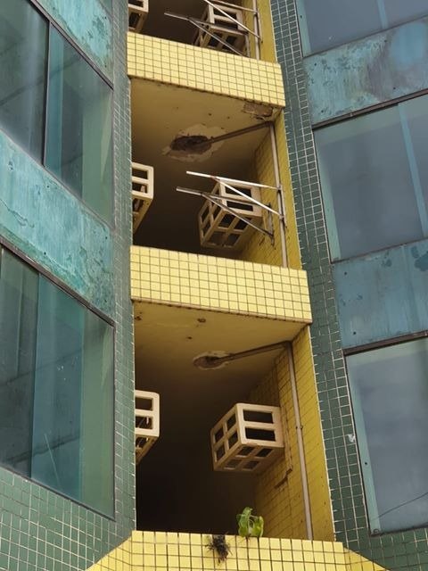 ABANDONO: Moradores do centro de Porto Velho temem que prédio desabe