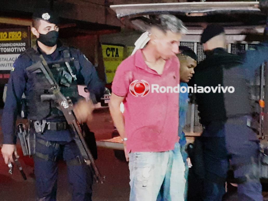 CAIU: Dupla suspeita de assaltos é presa com arma e motocicleta roubada