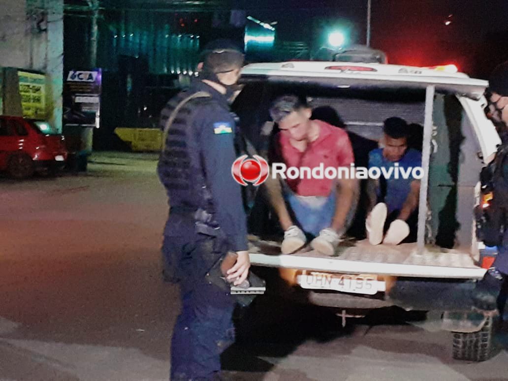 CAIU: Dupla suspeita de assaltos é presa com arma e motocicleta roubada