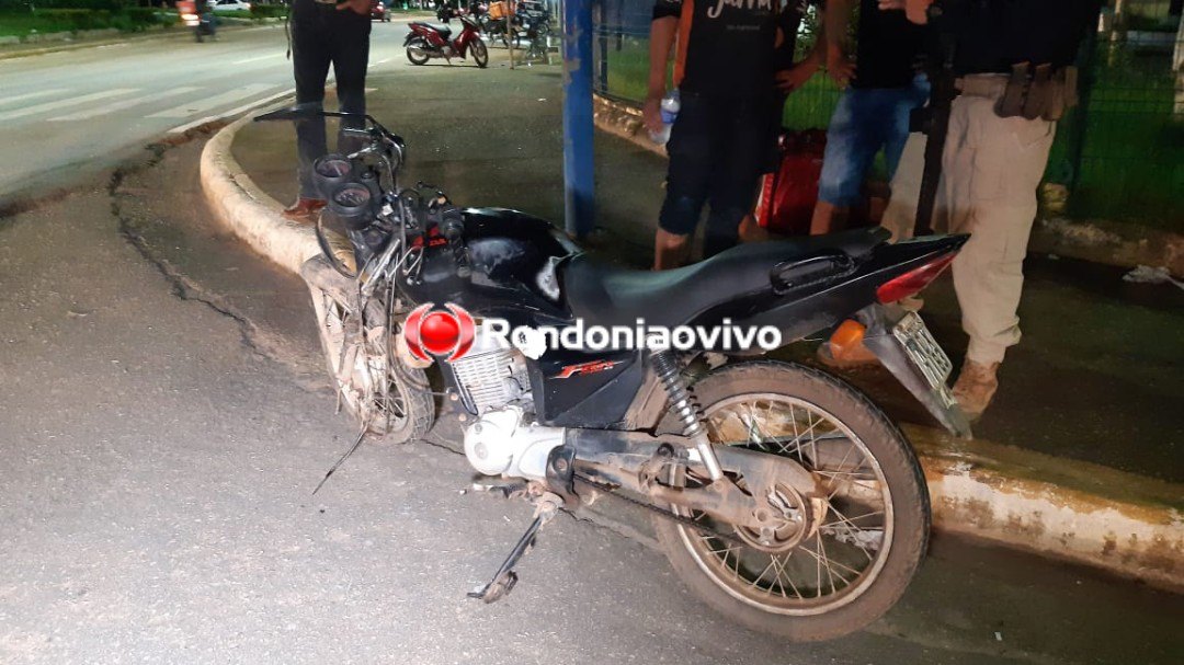 NO SEMÁFORO: Carro capota na Jorge Teixeira após colisão com motocicleta