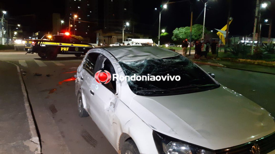 NO SEMÁFORO: Carro capota na Jorge Teixeira após colisão com motocicleta