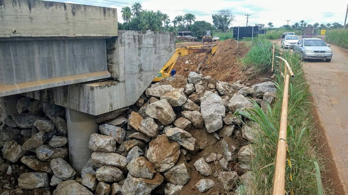 BR-421: Alex Redano destaca trabalho do DER no aterro das cabeceiras da ponte no rio Jamari