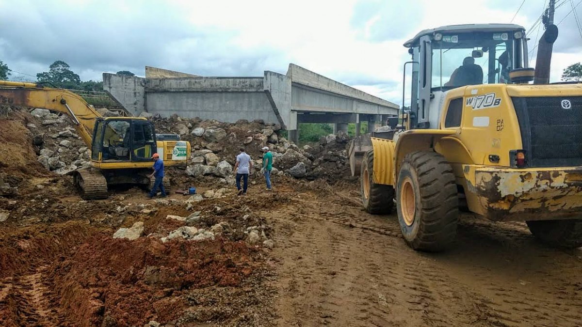 BR-421: Alex Redano destaca trabalho do DER no aterro das cabeceiras da ponte no rio Jamari