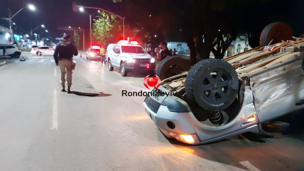 EMBRIAGUEZ: Land Rover capota após motorista avançar semáforo na avenida Jorge Teixeira