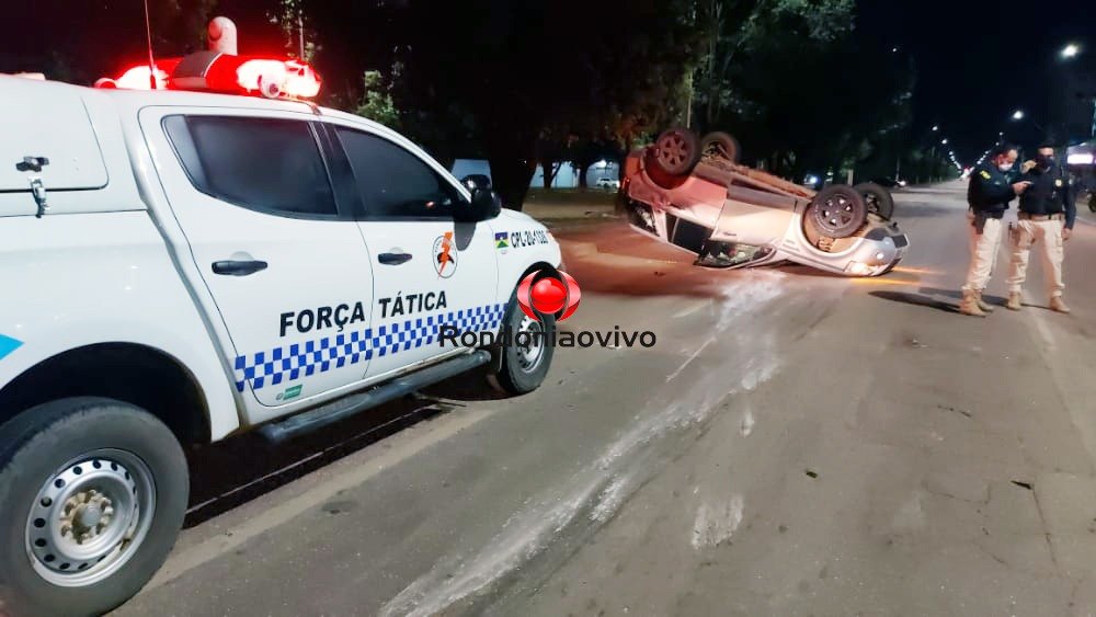 EMBRIAGUEZ: Land Rover capota após motorista avançar semáforo na avenida Jorge Teixeira